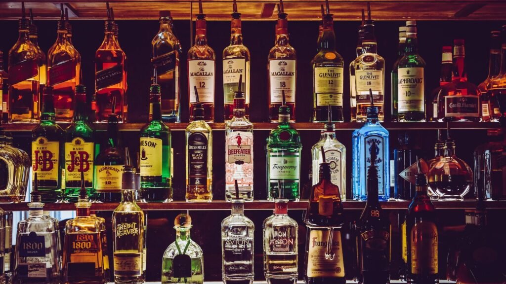 हिमाचल की शराब नीति: बदलाव, चुनौतियाँ और भविष्य himachal liquor policy