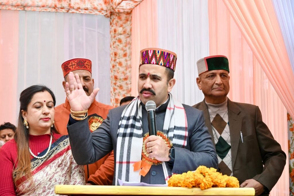 हिमाचल: मंत्री-अफसर विवाद दिल्ली दरबार पहुंचा, हाईकमान ने संभाला मोर्चा; सुक्खू और विक्रमादित्य तलब?