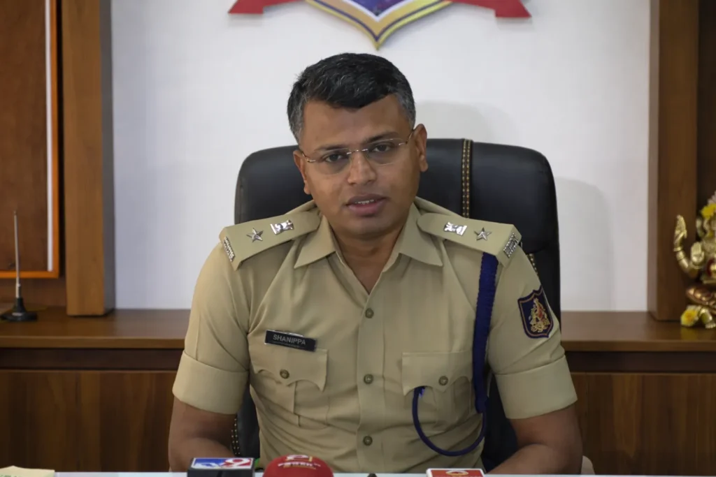 बेंगलुरु में युवक की हत्या, लिव-इन पार्टनर पर आरोप बेंगलुरु के वरिष्ठ पुलिस अधिकारी प्रेस कॉन्फ्रेंस में लिव-इन पार्टनर द्वारा कथित हत्या मामले की जानकारी देते हुए।