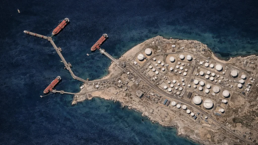 फारस की खाड़ी में स्थित ईरान के खार्ग द्वीप पर तेल भंडारण टैंक और टर्मिनल का सैटेलाइट दृश्य