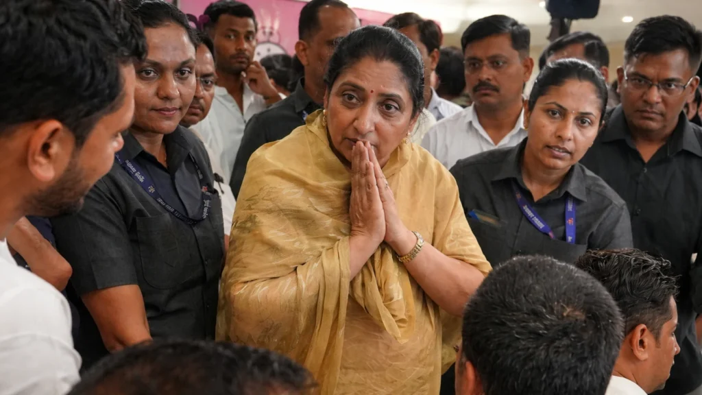 सुनेत्रा पवार मुंबई में महिलाओं के लिए कम अर्ली गो अर्ली योजना पर लोगों से बातचीत करते हुए