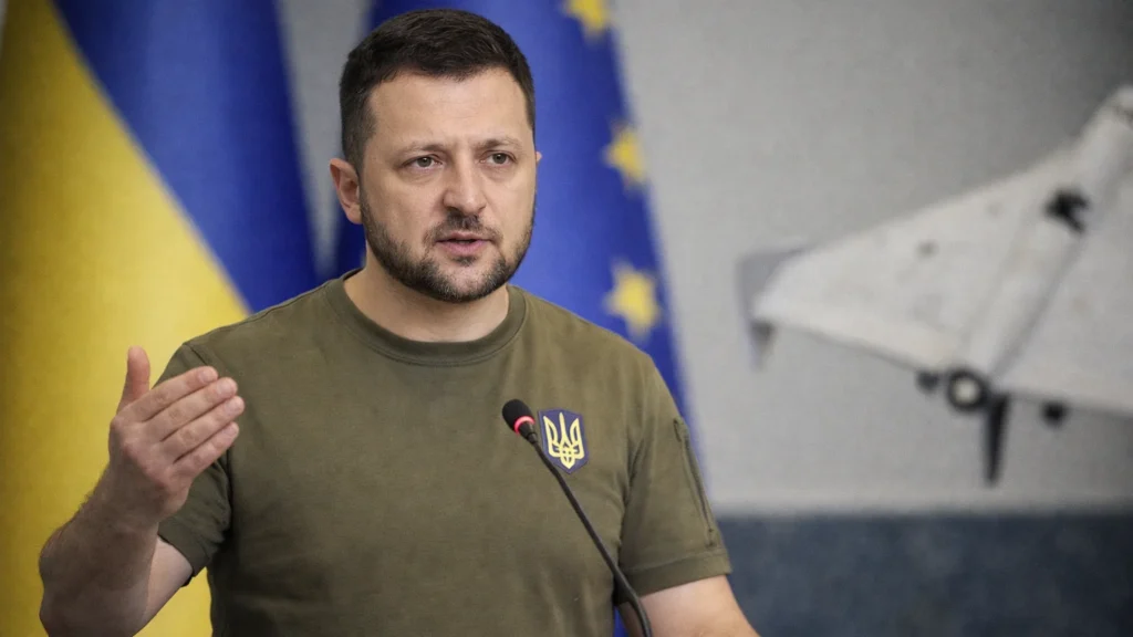 यूक्रेन के राष्ट्रपति वोलोदिमिर जेलेंस्की प्रेस ब्रीफिंग के दौरान बोलते हुए